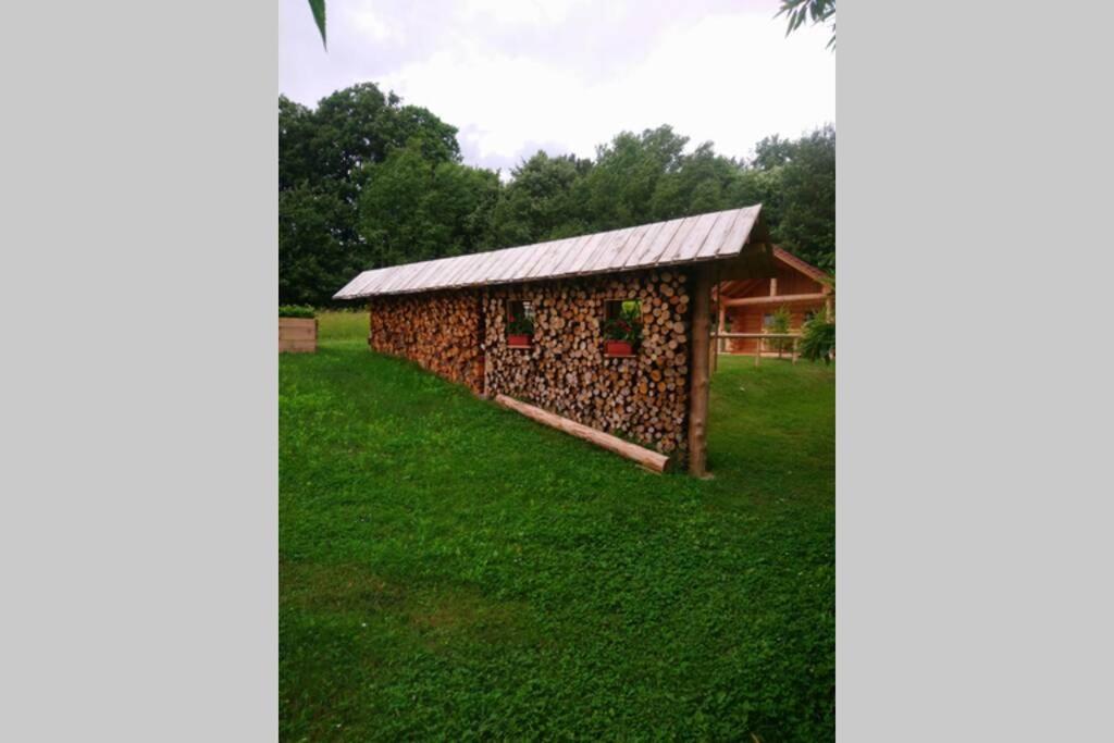 Hut At The Forest Male Brusnice エクステリア 写真