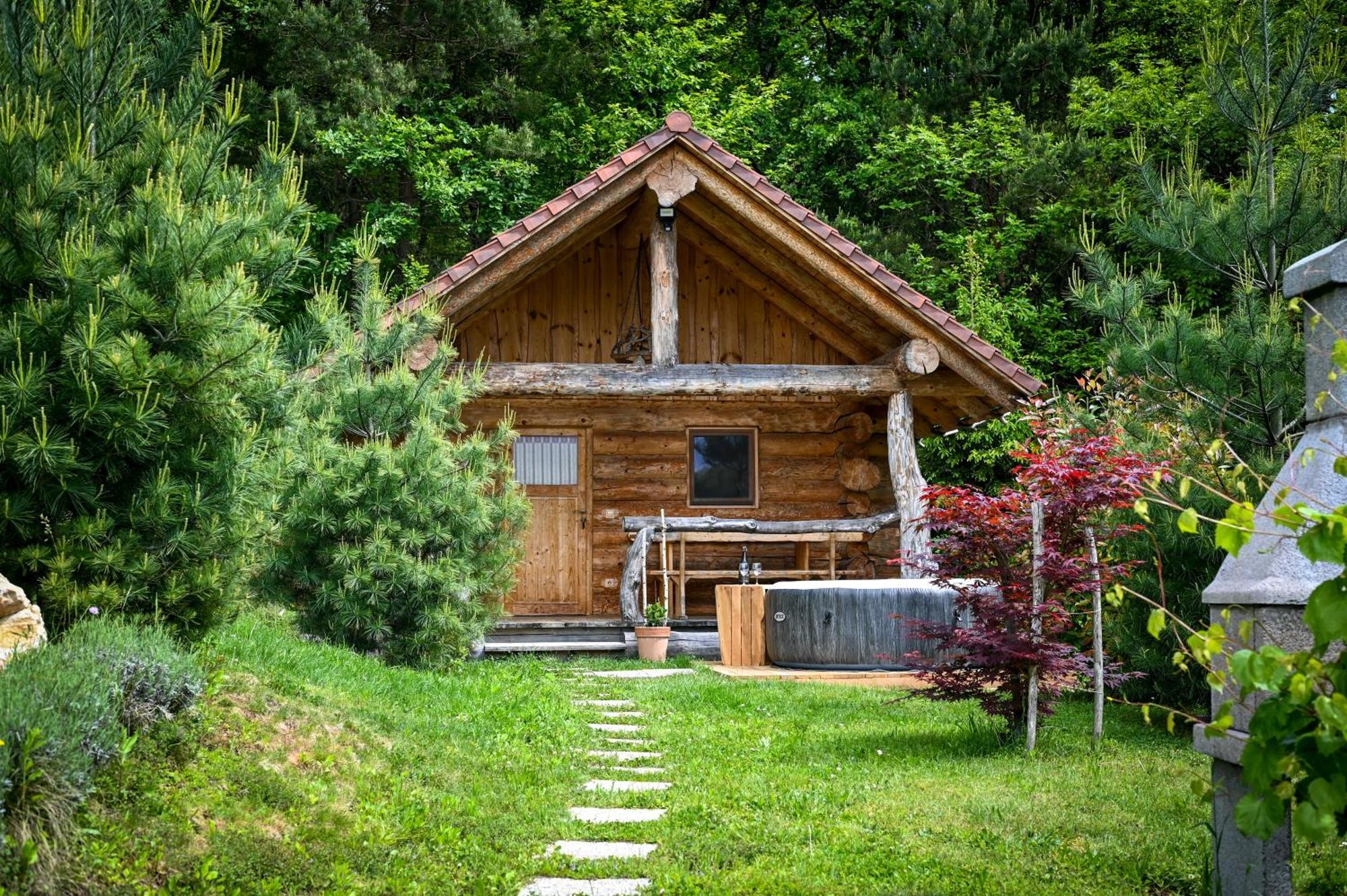 Hut At The Forest Male Brusnice エクステリア 写真